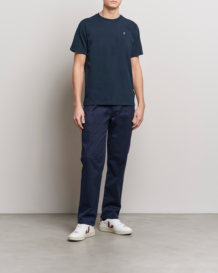 Uomini | T-shirt | KnowledgeCotton Apparel | Loke Badge T-Shirt Total Eclipse