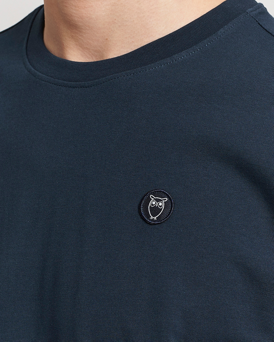 Uomini | T-shirt | KnowledgeCotton Apparel | Loke Badge T-Shirt Total Eclipse