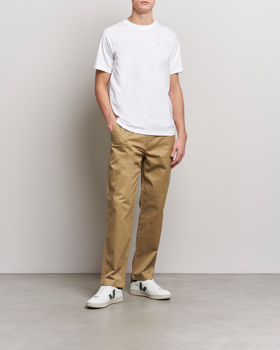 Uomini | T-shirt | KnowledgeCotton Apparel | Loke Badge T-Shirt Bright White