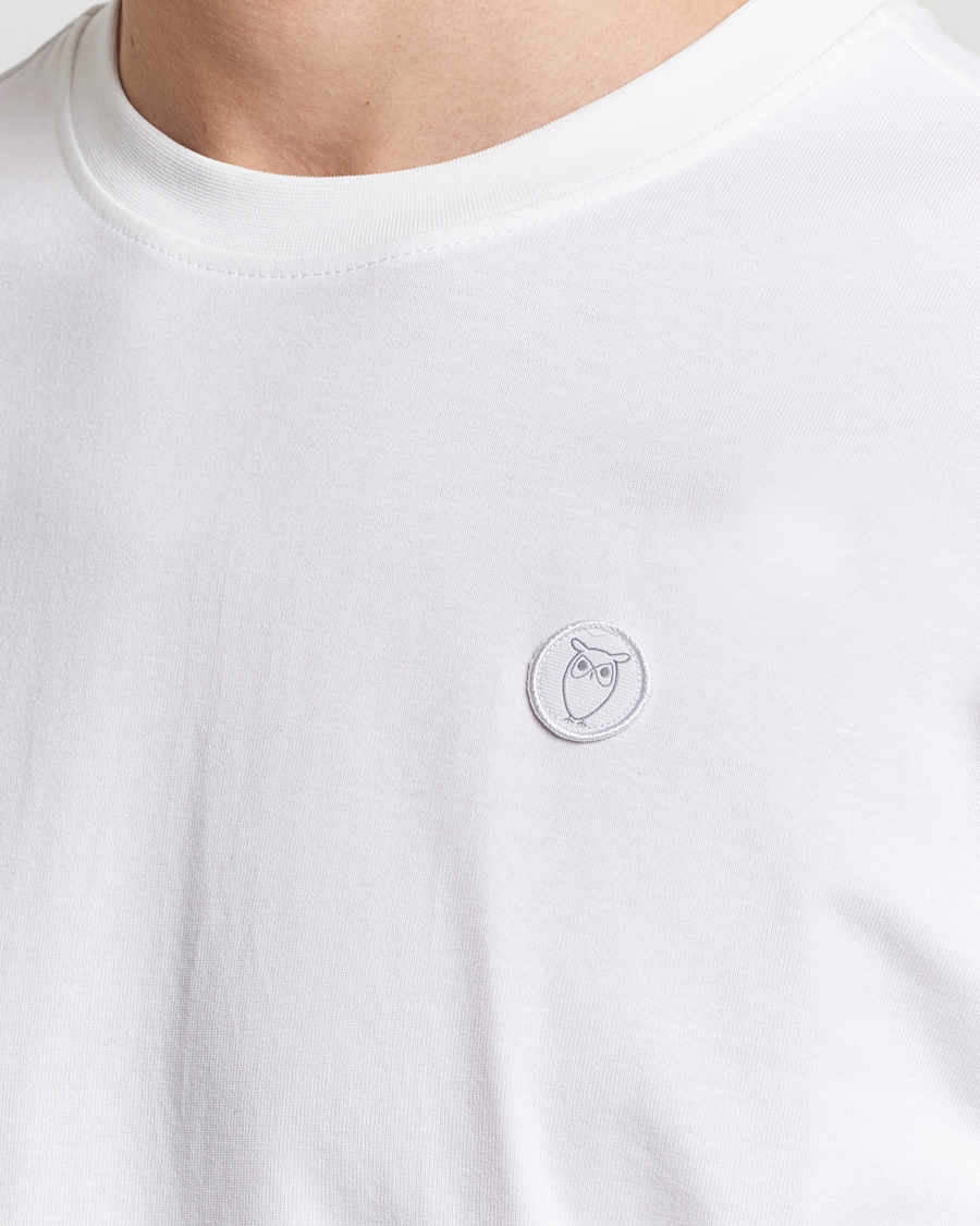 Uomini | T-shirt | KnowledgeCotton Apparel | Loke Badge T-Shirt Bright White