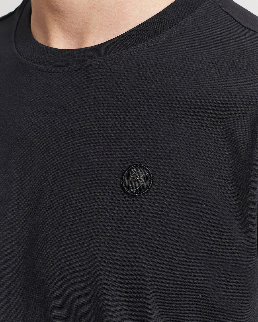 Uomini | T-shirt | KnowledgeCotton Apparel | Loke Badge T-Shirt Jet Black
