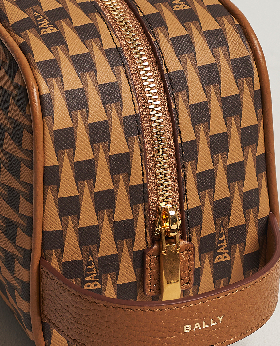Uomini | Bally Pennant Monogram Leather Washbag Brown | Bally | Pennant Monogram Leather Washbag Brown