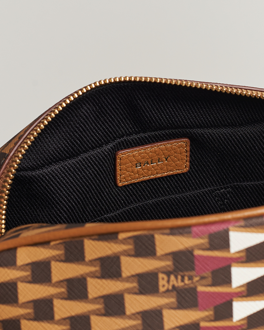 Uomini | Bally Pennant Monogram Leather Washbag Brown | Bally | Pennant Monogram Leather Washbag Brown
