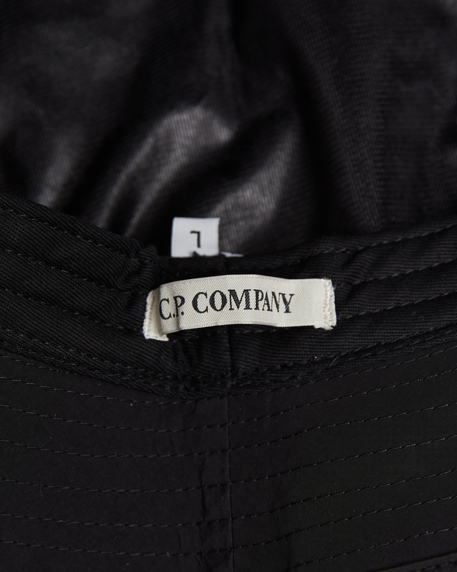 Uomini | C.P. Company Chrome R Bucket Hat Black | C.P. Company | Chrome R Bucket Hat Black