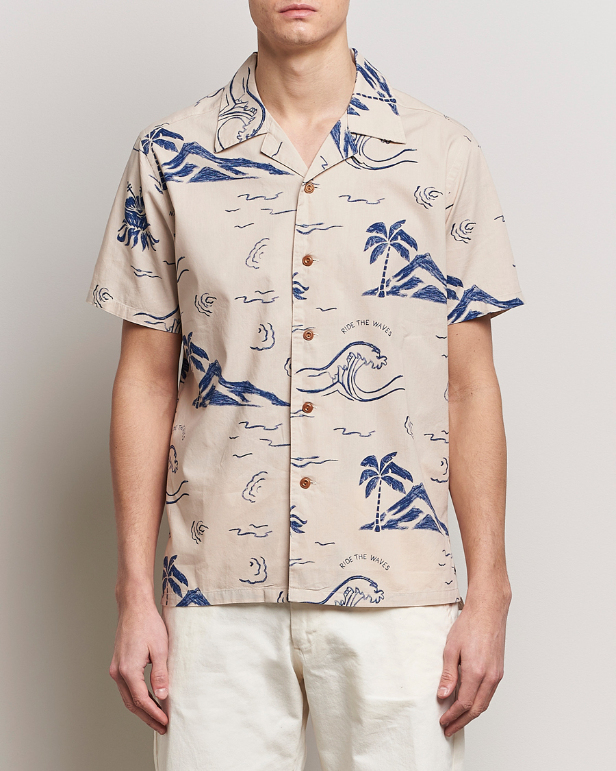 Uomini | Camicie | Nudie Jeans | Arvid Printed Waves Hawaii Short Sleeve Shirt Ecru