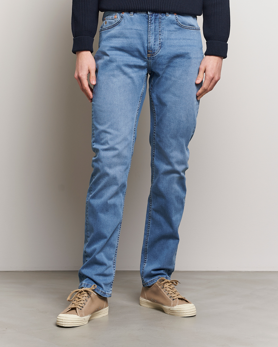 Uomini | Jeans | Morris | James Satin Jeans Light Blue