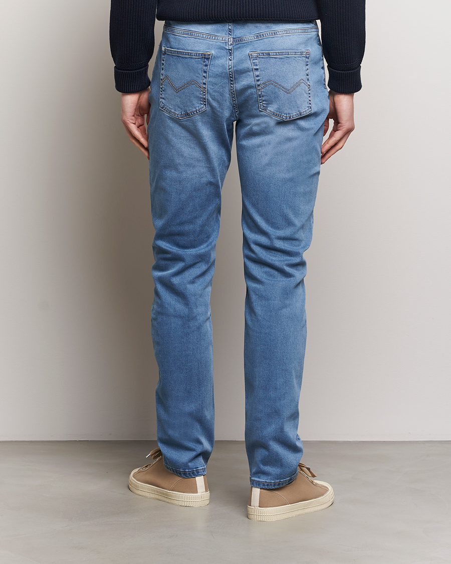 Uomini | Jeans | Morris | James Satin Jeans Light Blue
