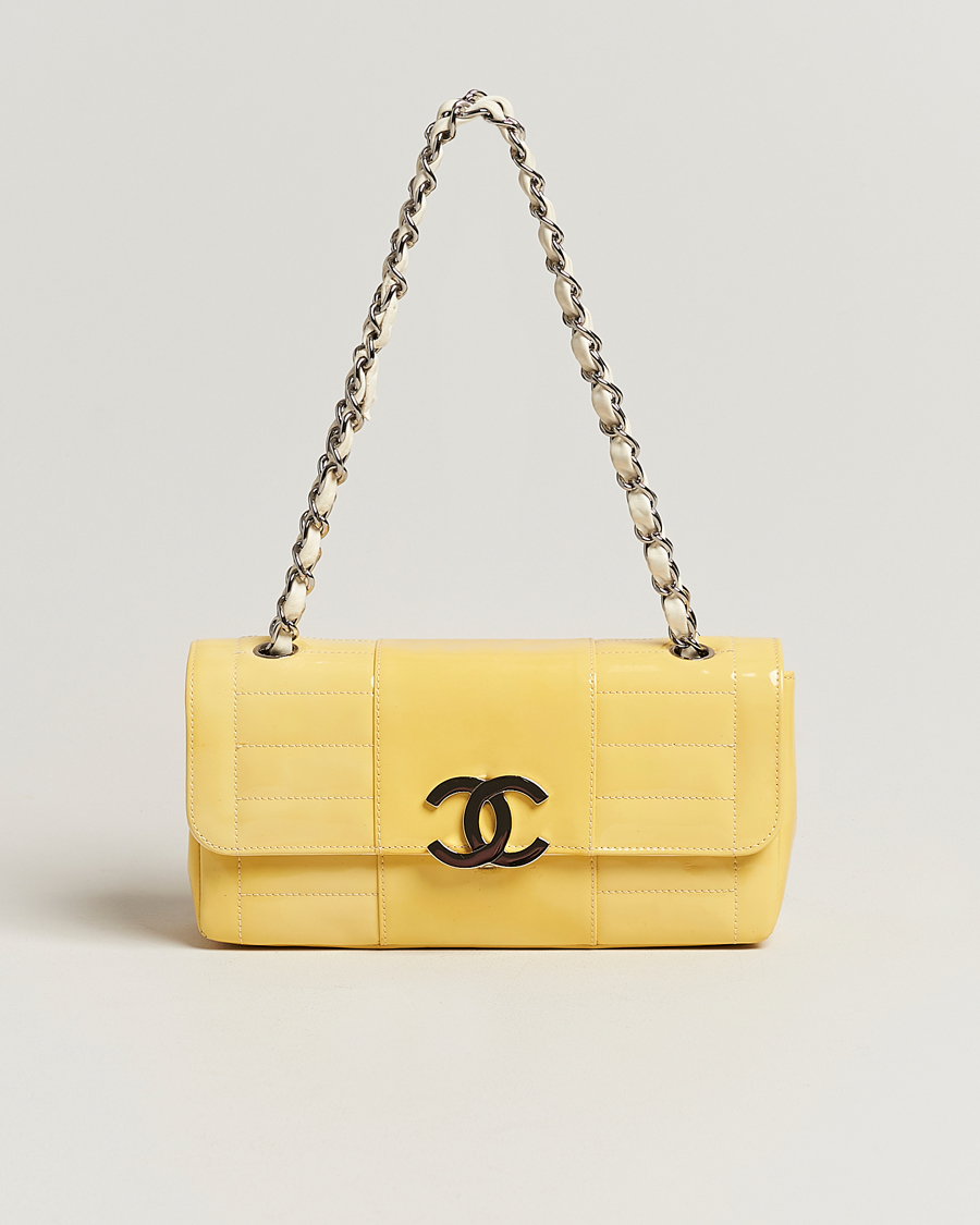 Uomini | Chanel Pre-Owned Patent Flap Bag Yellow | Chanel Pre-Owned | Patent Flap Bag Yellow