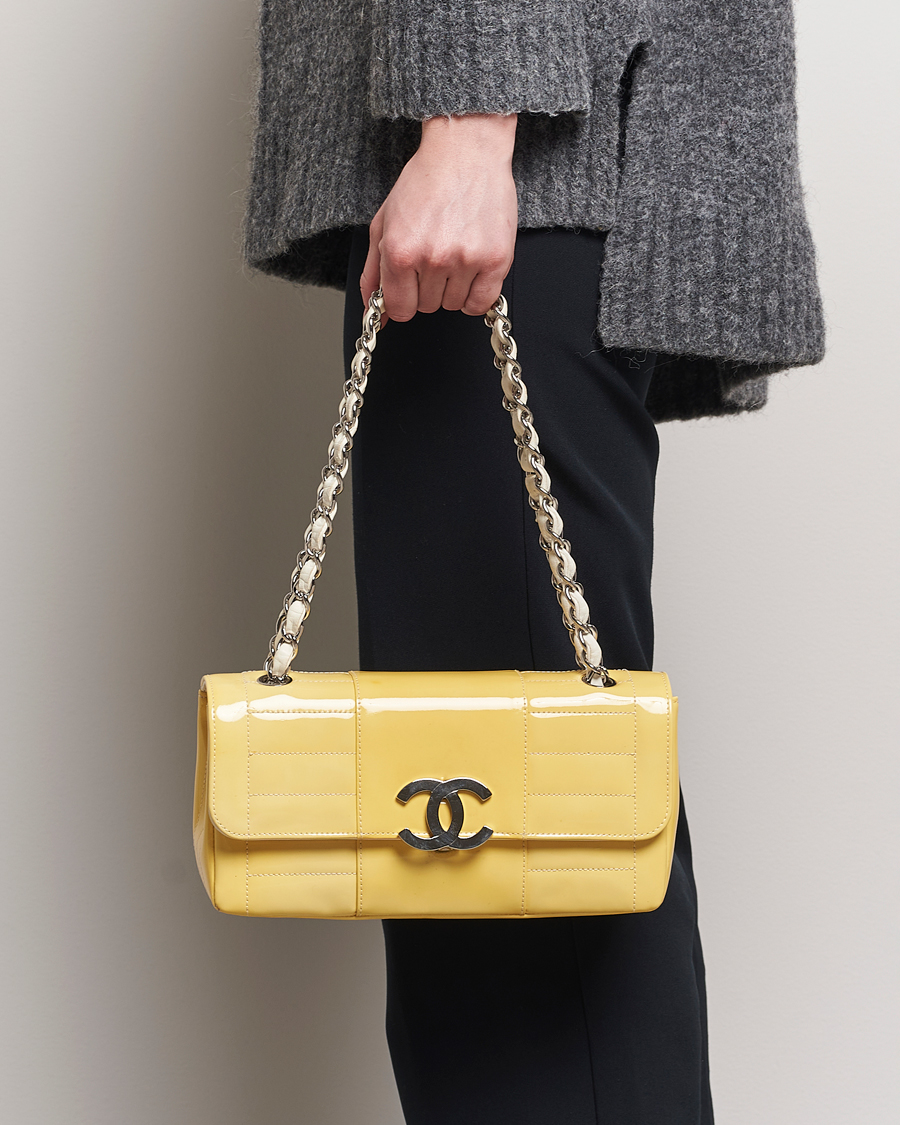 Uomini | Chanel Pre-Owned Patent Flap Bag Yellow | Chanel Pre-Owned | Patent Flap Bag Yellow