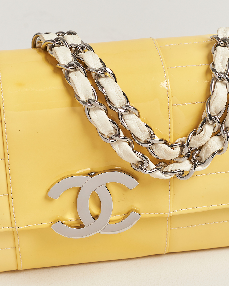 Uomini | Chanel Pre-Owned Patent Flap Bag Yellow | Chanel Pre-Owned | Patent Flap Bag Yellow