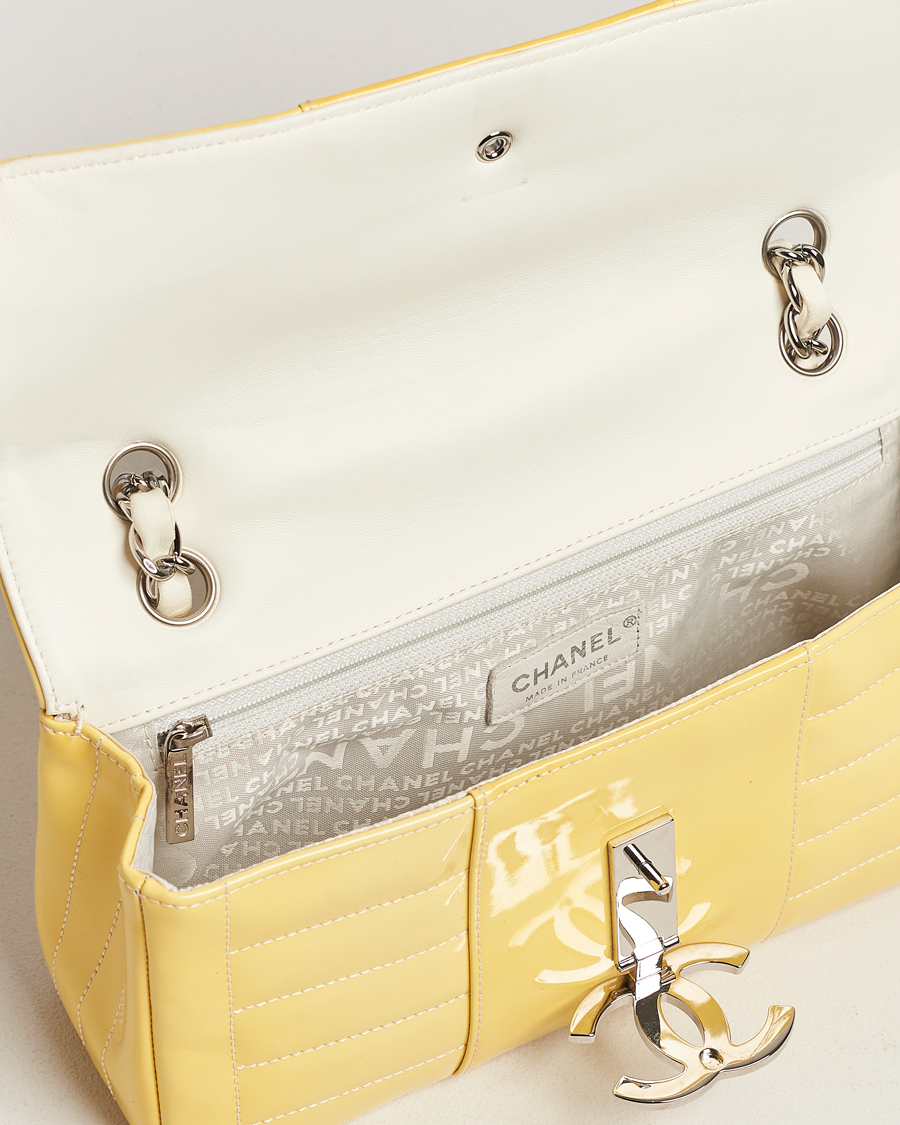 Uomini | Chanel Pre-Owned Patent Flap Bag Yellow | Chanel Pre-Owned | Patent Flap Bag Yellow