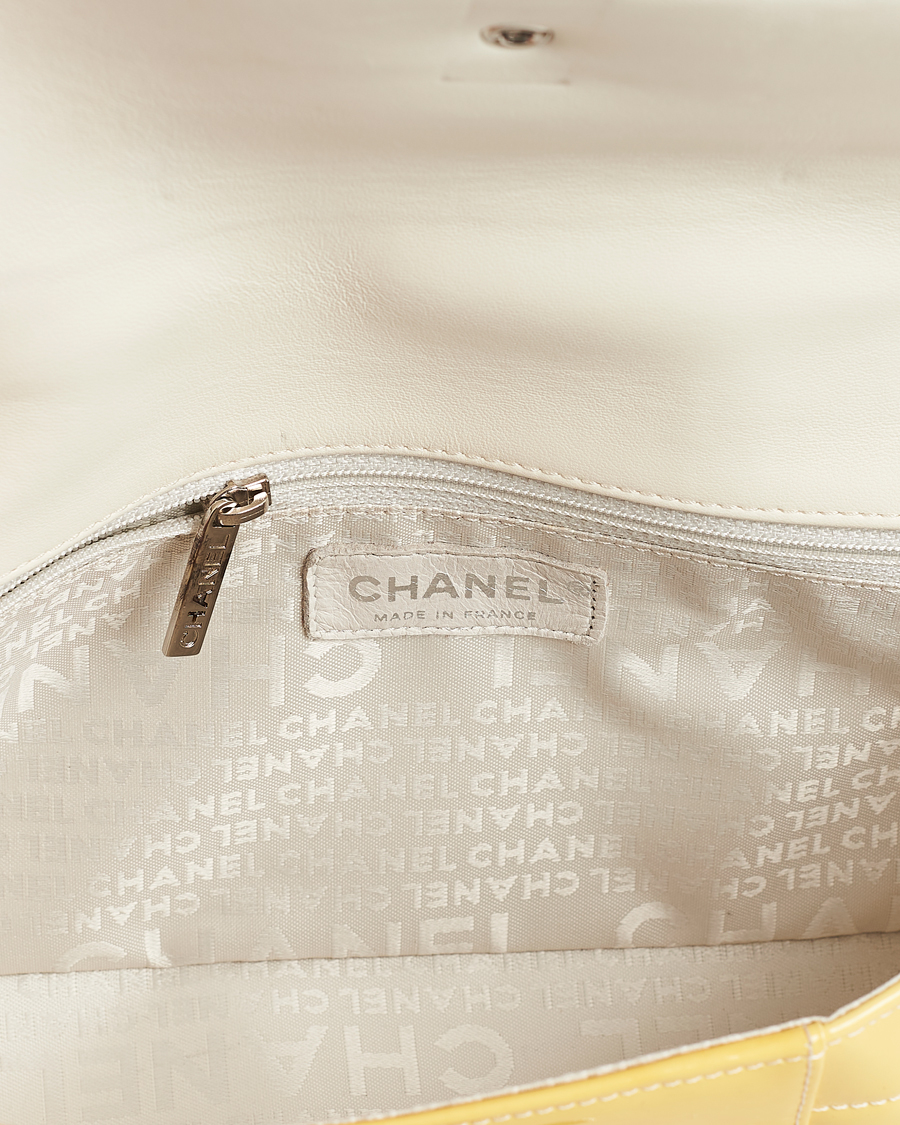 Uomini | Chanel Pre-Owned Patent Flap Bag Yellow | Chanel Pre-Owned | Patent Flap Bag Yellow