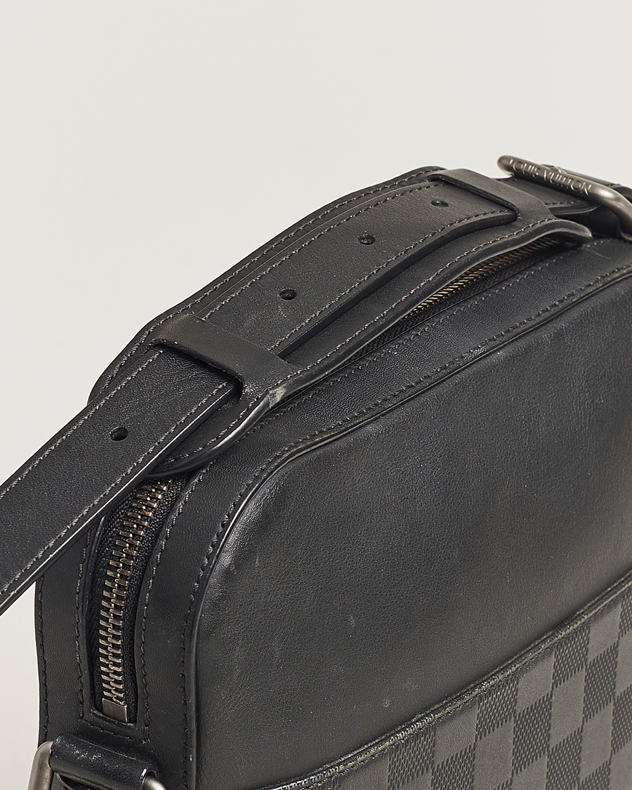 Uomini | Louis Vuitton Pre-Owned Damier Infini Pochette District Shoulder Bag | Louis Vuitton Pre-Owned | Damier Infini Pochette District Shoulder Bag