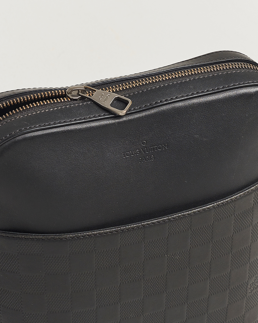 Uomini | Louis Vuitton Pre-Owned Damier Infini Pochette District Shoulder Bag | Louis Vuitton Pre-Owned | Damier Infini Pochette District Shoulder Bag