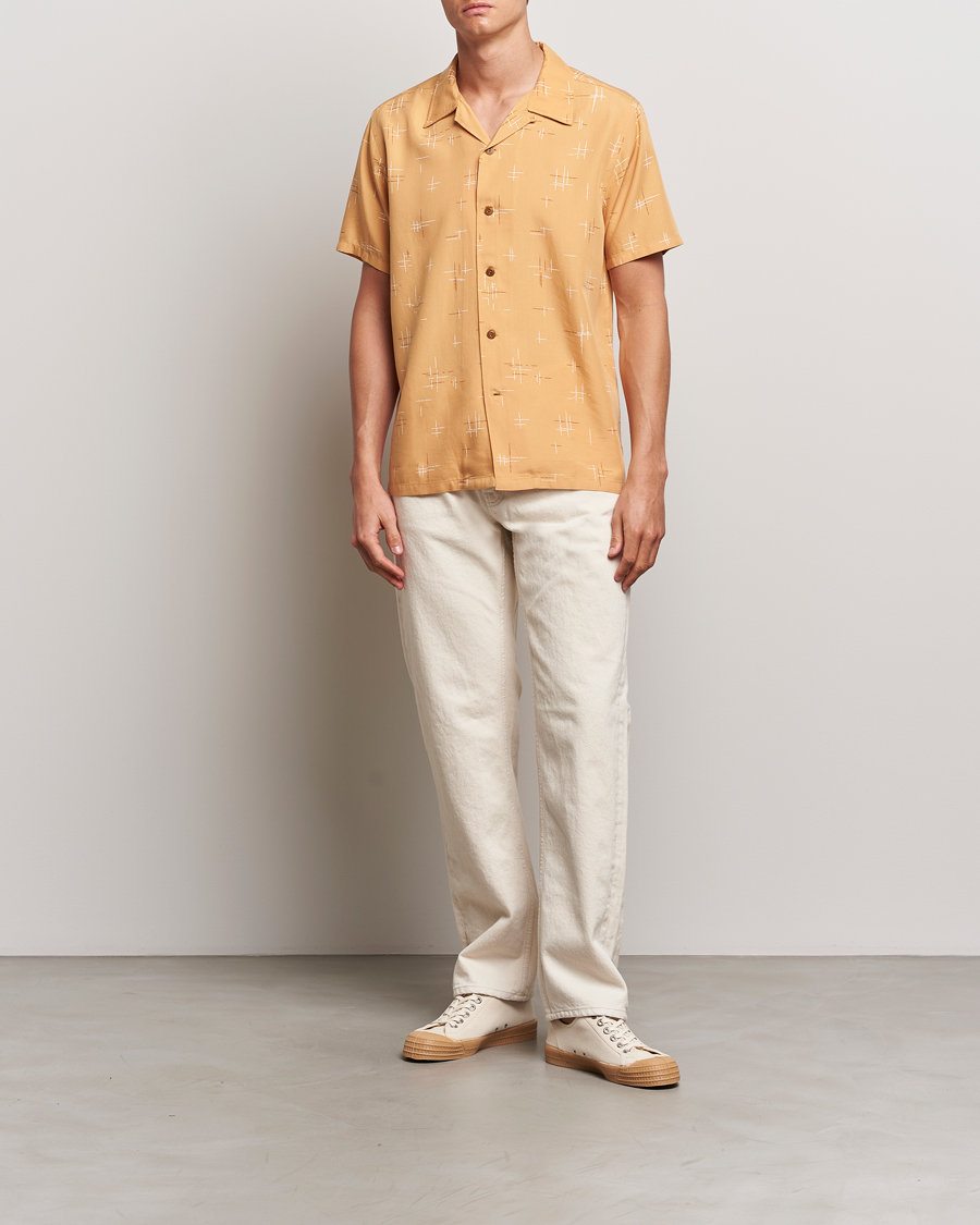 Uomini | Camicie | Nudie Jeans | Arvid 50s Hawaii Shirt Ochre