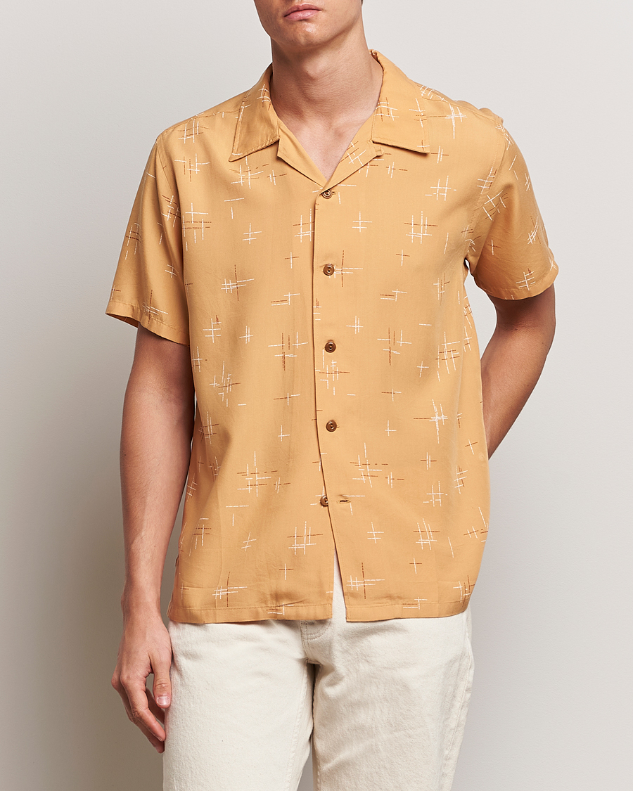 Uomini | Camicie | Nudie Jeans | Arvid 50s Hawaii Shirt Ochre