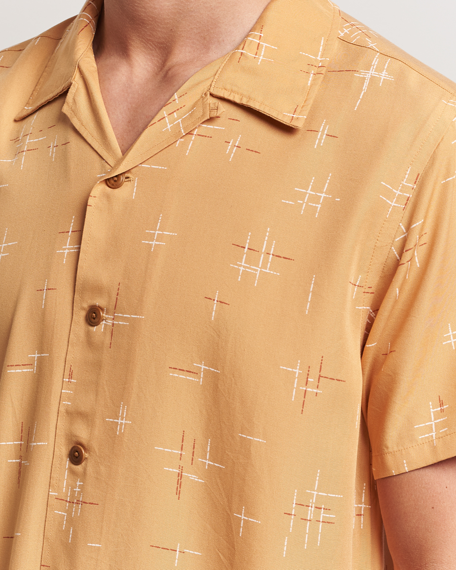 Uomini | Camicie | Nudie Jeans | Arvid 50s Hawaii Shirt Ochre