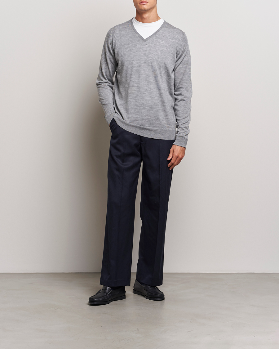 Uomini | Maglieria | John Smedley | Bobby Extra Fine Merino V-Neck Pullover Silver Grey