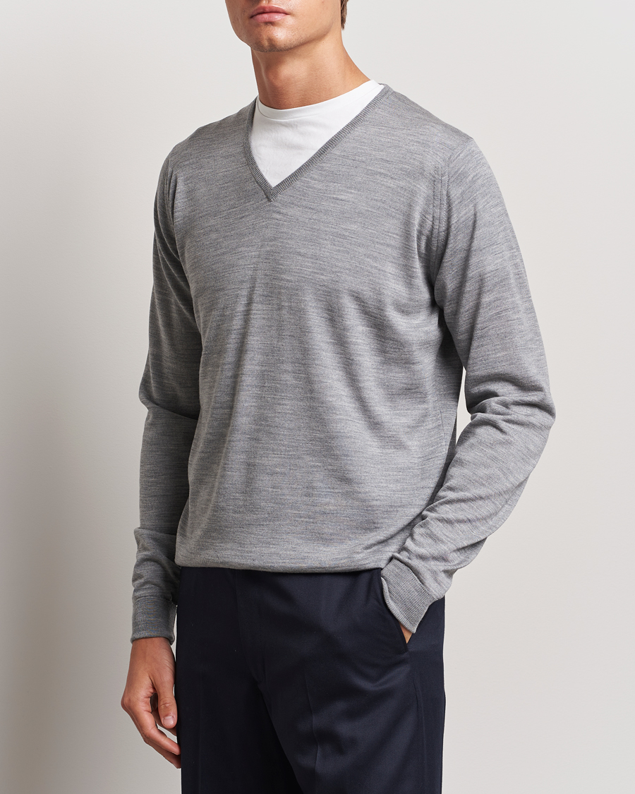 Uomini | Maglieria | John Smedley | Bobby Extra Fine Merino V-Neck Pullover Silver Grey