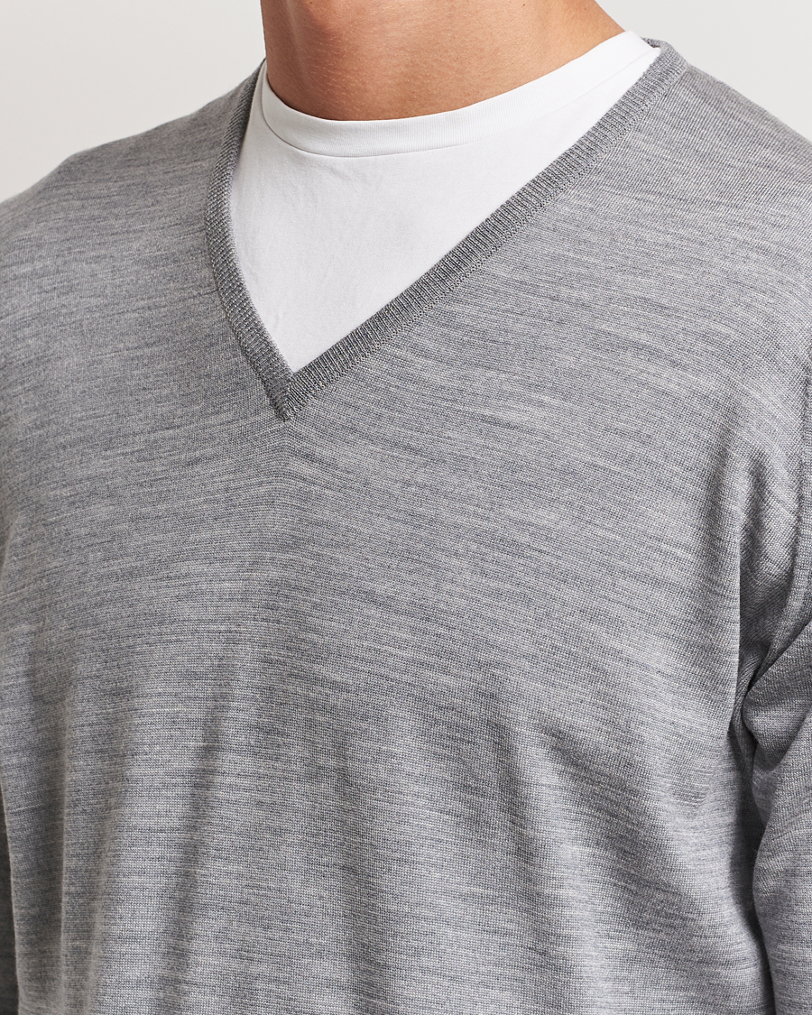 Uomini | Maglieria | John Smedley | Bobby Extra Fine Merino V-Neck Pullover Silver Grey