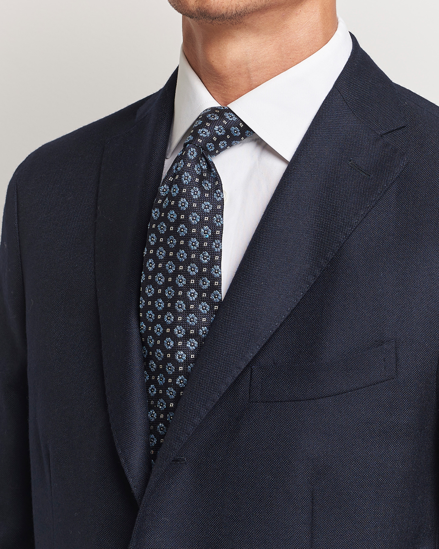 Uomini | Amanda Christensen Silk/Cotton Printed Flower 8cm Tie Navy | Amanda Christensen | Silk/Cotton Printed Flower 8cm Tie Navy