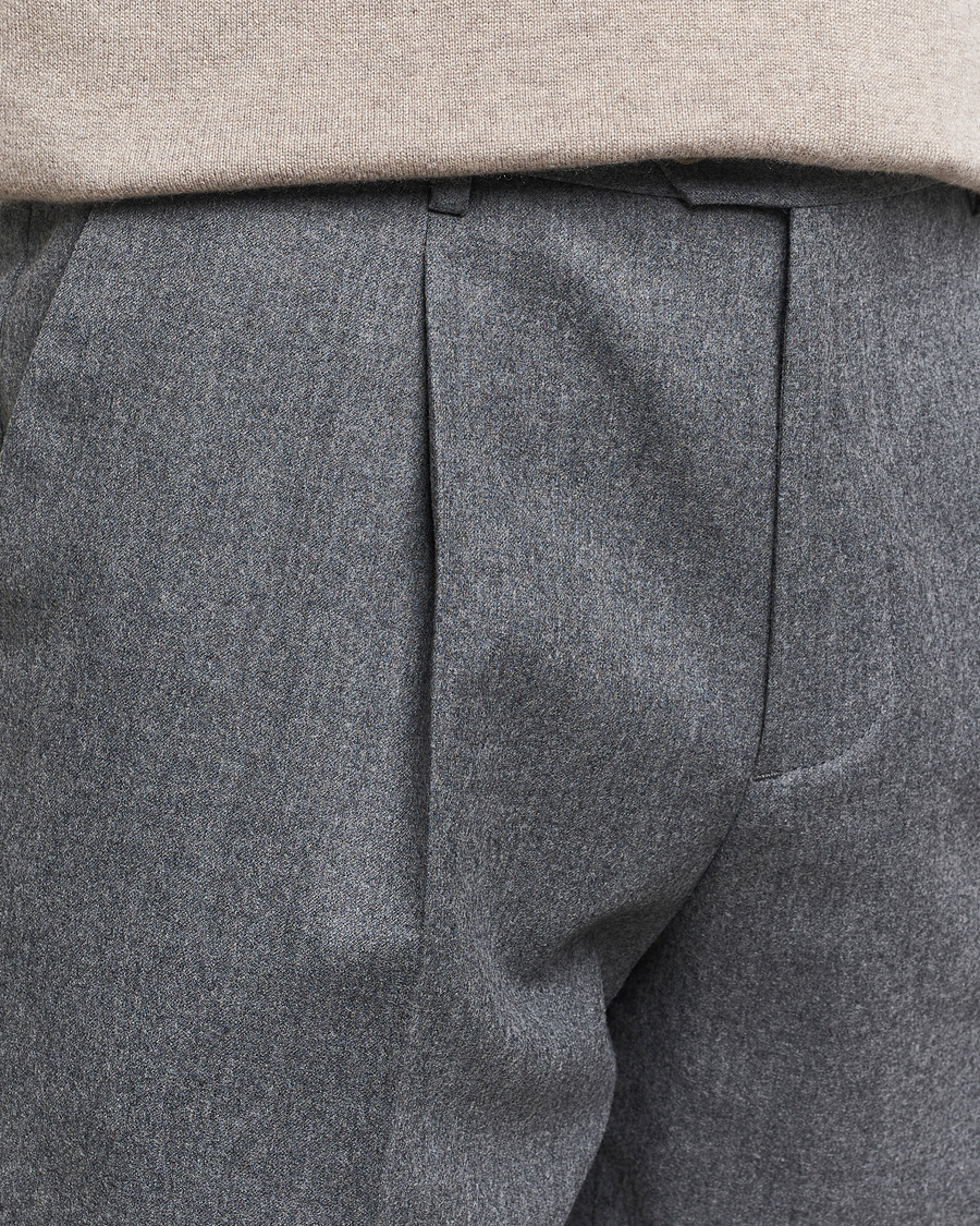 Uomini | Pantaloni | Brunello Cucinelli | Slim Fit Pleated Flannel Trousers Grey Melange