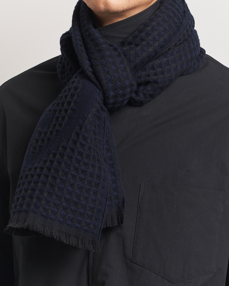 Uomini | Giorgio Armani Wool Waffle Knit Scarf Navy | Giorgio Armani | Wool Waffle Knit Scarf Navy