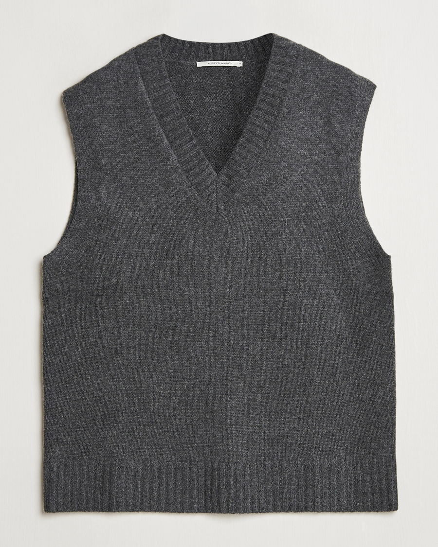 Uomini | Maglieria | A Day's March | Wigtown Lambswool V-Neck Vest Charcoal