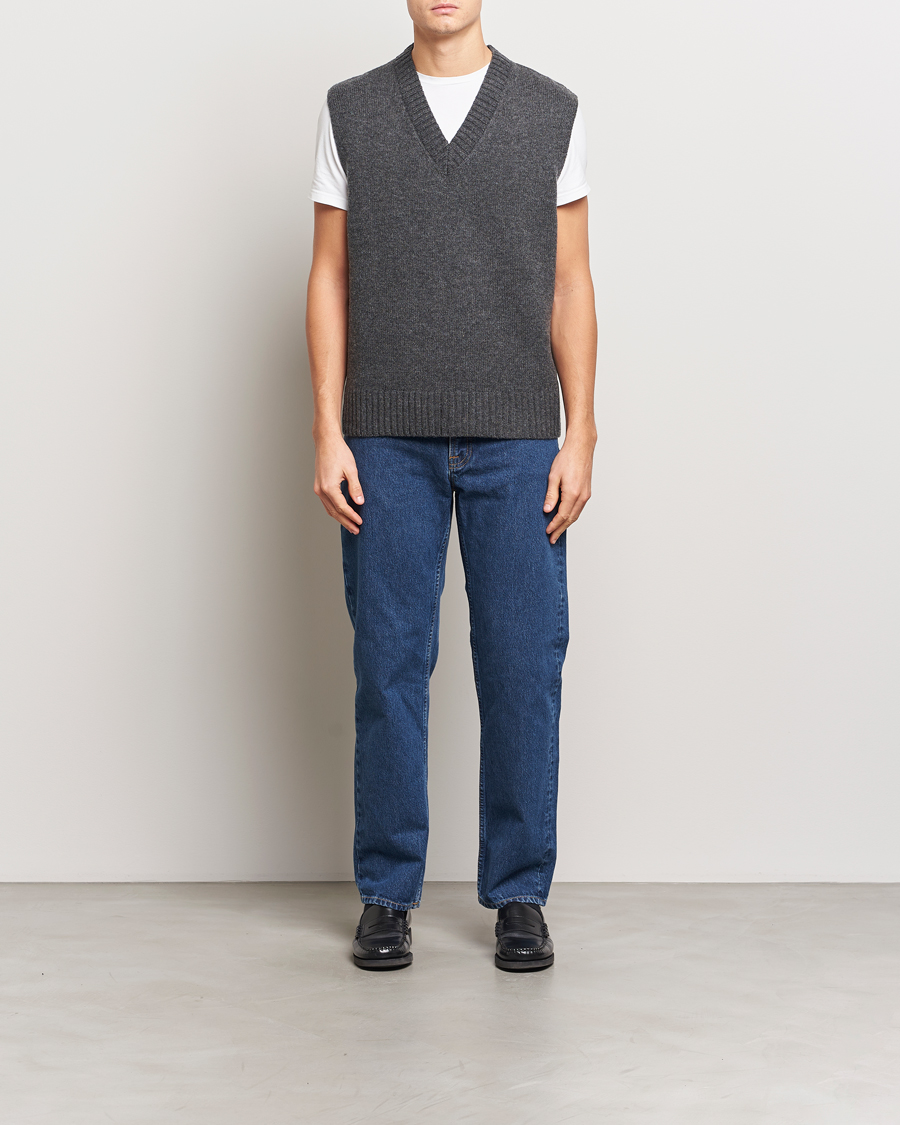Uomini | Maglieria | A Day's March | Wigtown Lambswool V-Neck Vest Charcoal