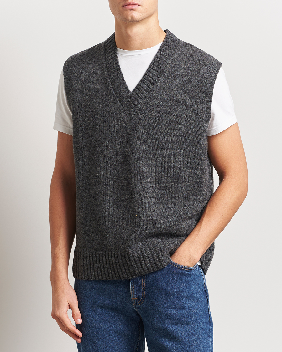 Uomini | Maglieria | A Day's March | Wigtown Lambswool V-Neck Vest Charcoal