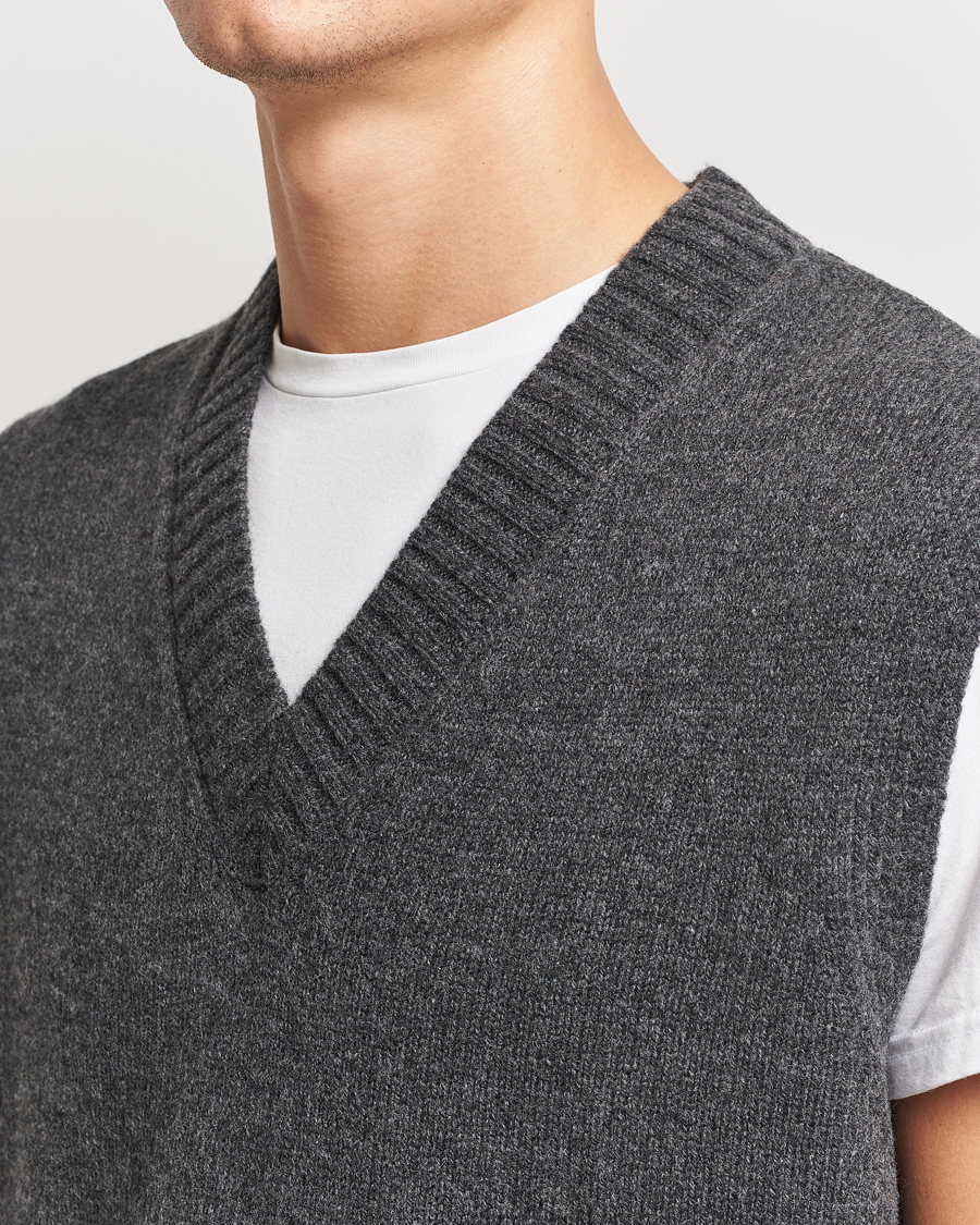 Uomini | Maglieria | A Day's March | Wigtown Lambswool V-Neck Vest Charcoal
