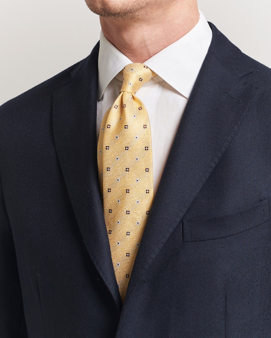 Uomini | Amanda Christensen Silk/Linen Printed Flower 8cm Tie Yellow | Amanda Christensen | Silk/Linen Printed Flower 8cm Tie Yellow