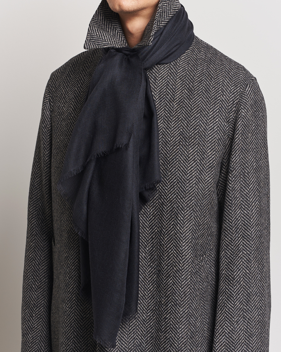 Uomini | Piacenza Cashmere Chic Cashmere Scarf Navy | Piacenza Cashmere | Chic Cashmere Scarf Navy