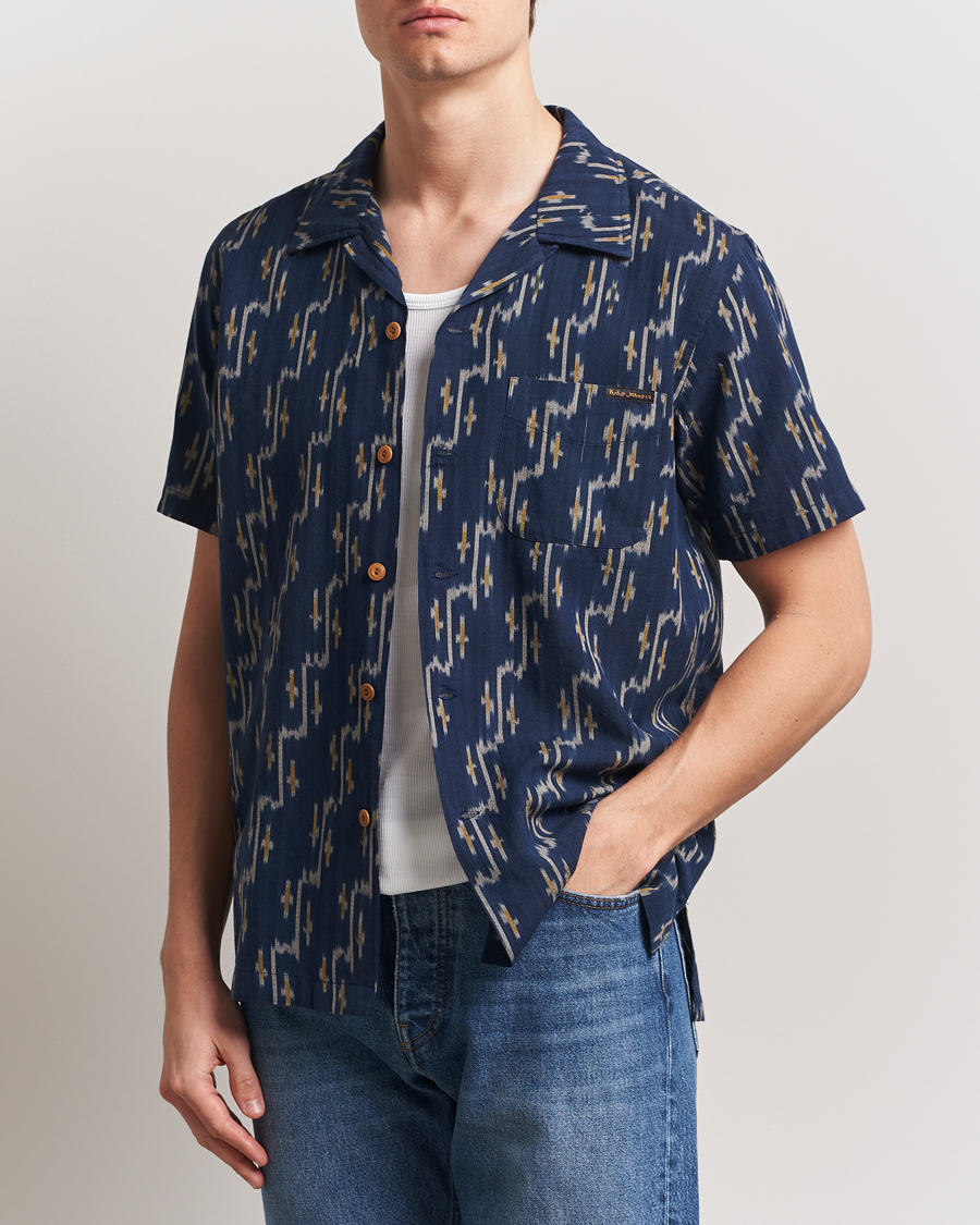 Uomini | Camicie | Nudie Jeans | Arvid Printed Short Sleeve Shirt Blueberry