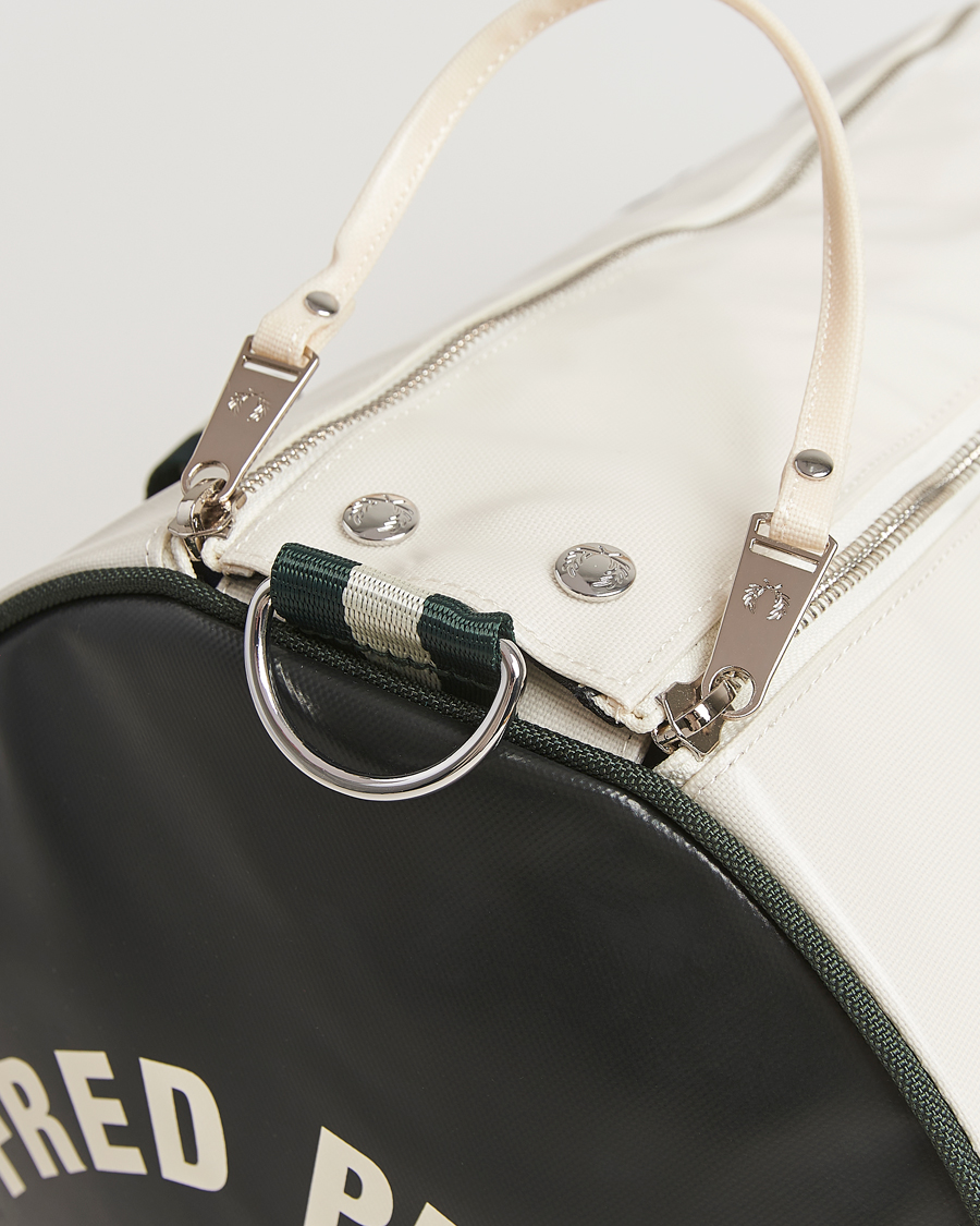 Uomini | Fred Perry Classic Barrel Bag Snow White/Court Green | Fred Perry | Classic Barrel Bag Snow White/Court Green