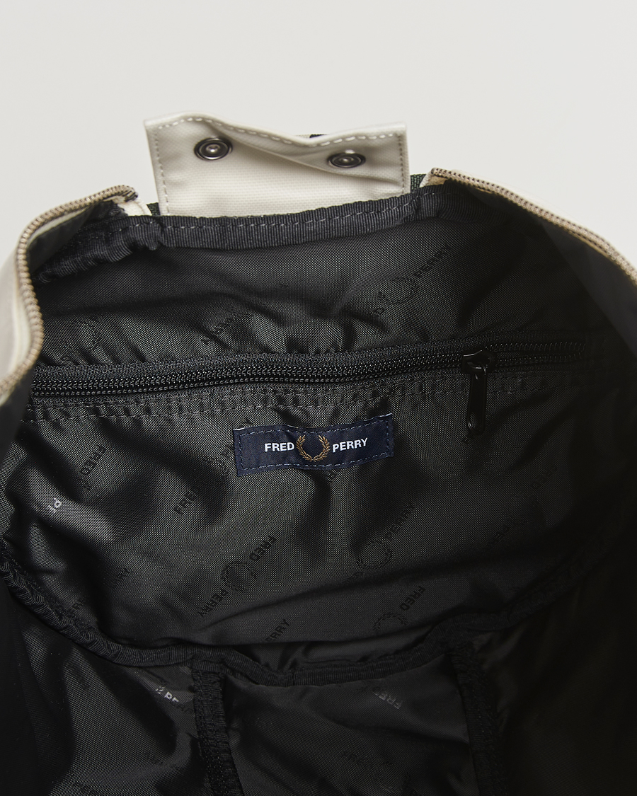 Uomini | Fred Perry Classic Barrel Bag Snow White/Court Green | Fred Perry | Classic Barrel Bag Snow White/Court Green