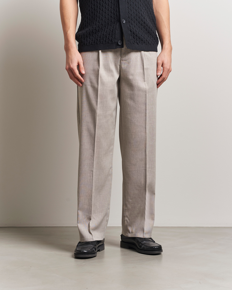 Uomini | Pantaloni | LES DEUX | Reece Pleated Slub Suit Pants Light Sand