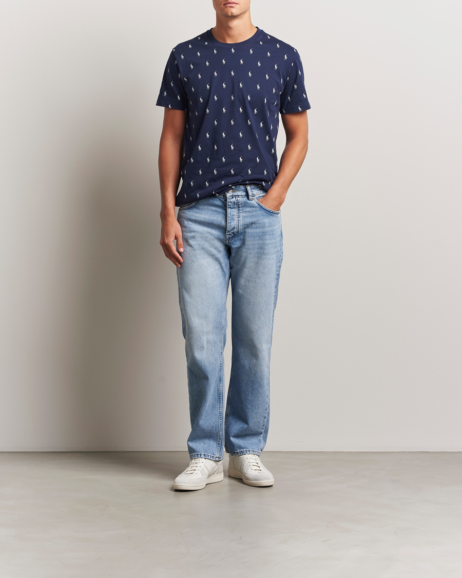 Uomini | Polo Ralph Lauren All over Player Sleeping Tee Cruise Navy | Polo Ralph Lauren | All over Player Sleeping Tee Cruise Navy
