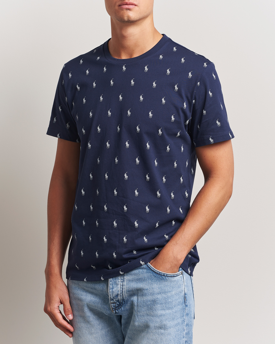 Uomini | Polo Ralph Lauren All over Player Sleeping Tee Cruise Navy | Polo Ralph Lauren | All over Player Sleeping Tee Cruise Navy