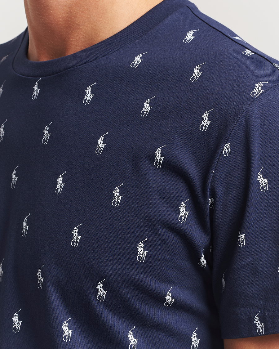 Uomini | Polo Ralph Lauren All over Player Sleeping Tee Cruise Navy | Polo Ralph Lauren | All over Player Sleeping Tee Cruise Navy