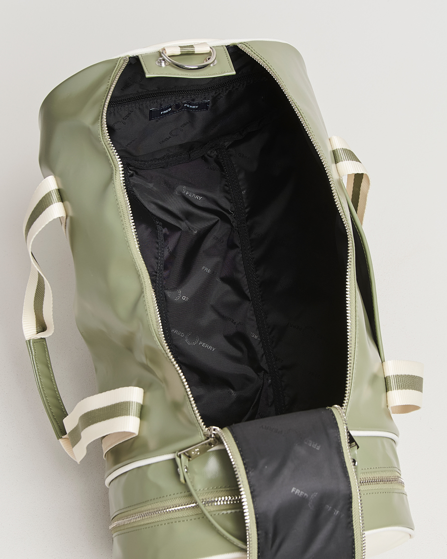 Uomini | Fred Perry Classic Barrel Bag Olive Mint/White | Fred Perry | Classic Barrel Bag Olive Mint/White