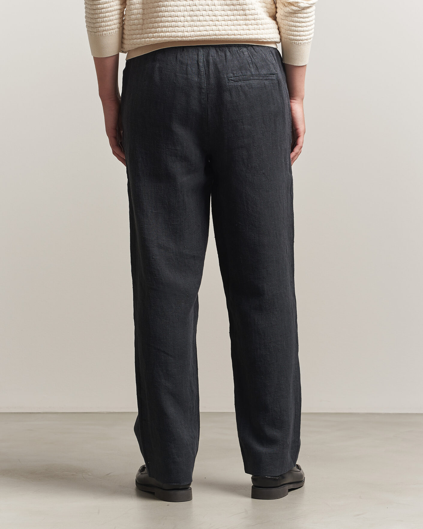 Uomini | Pantaloni | A Day's March | Tamiat Linen Drawstring Trousers Black