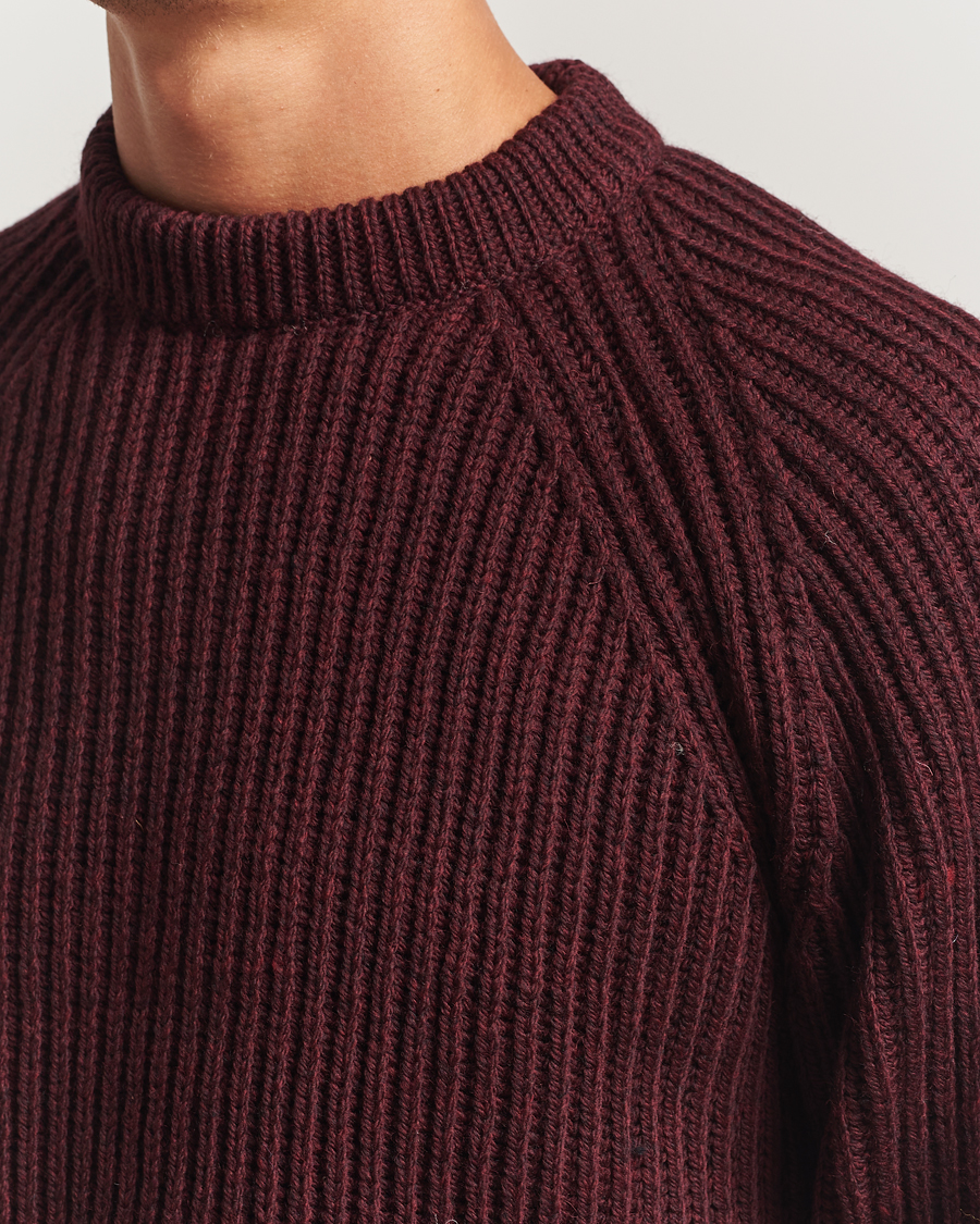 Uomini | Maglieria | Gloverall | Fisherman Rib Chunky Wool Crew Neck Burgundy