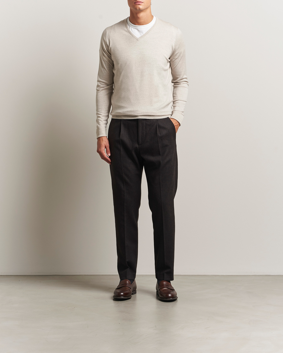 Uomini | Maglieria | John Smedley | Bobby Extra Fine Merino V-Neck Pullover Grey Fleece