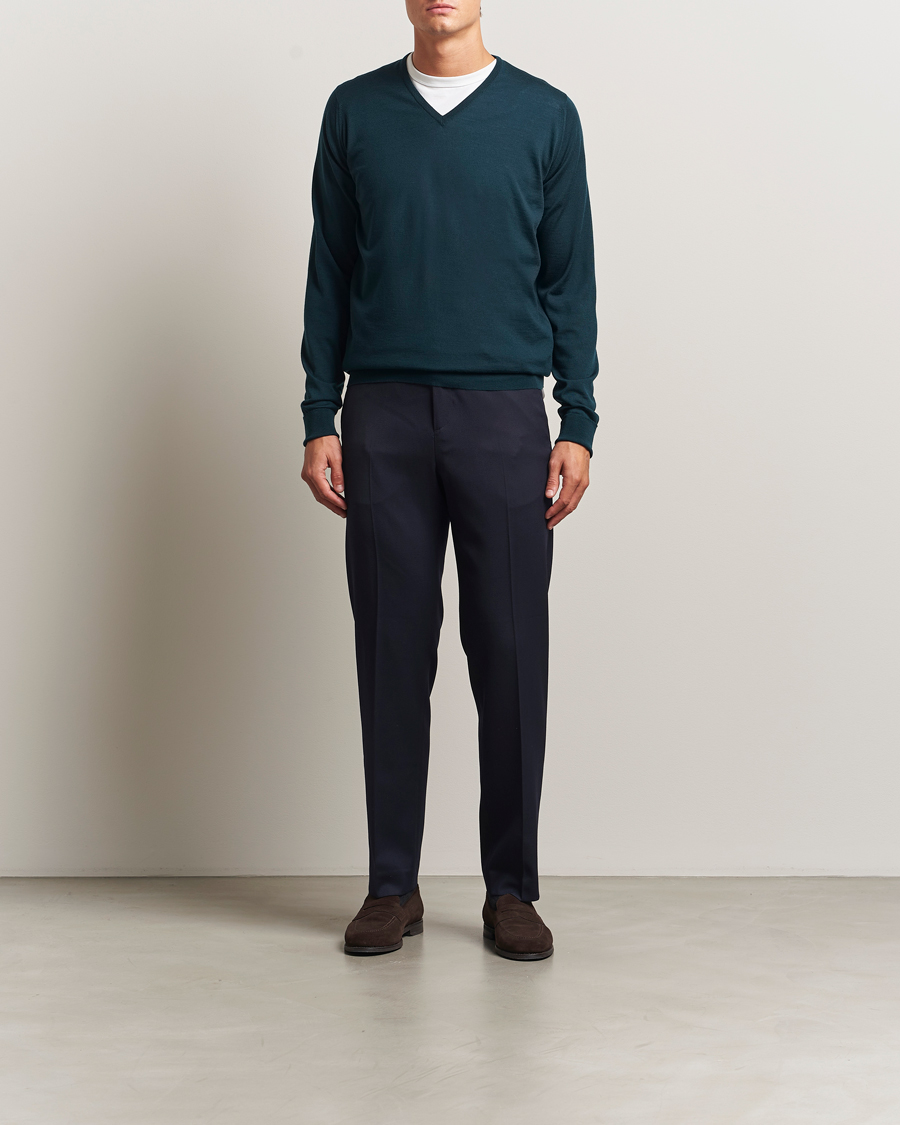 Uomini | Maglieria | John Smedley | Bobby Extra Fine Merino V-Neck Pullover Richardson Green