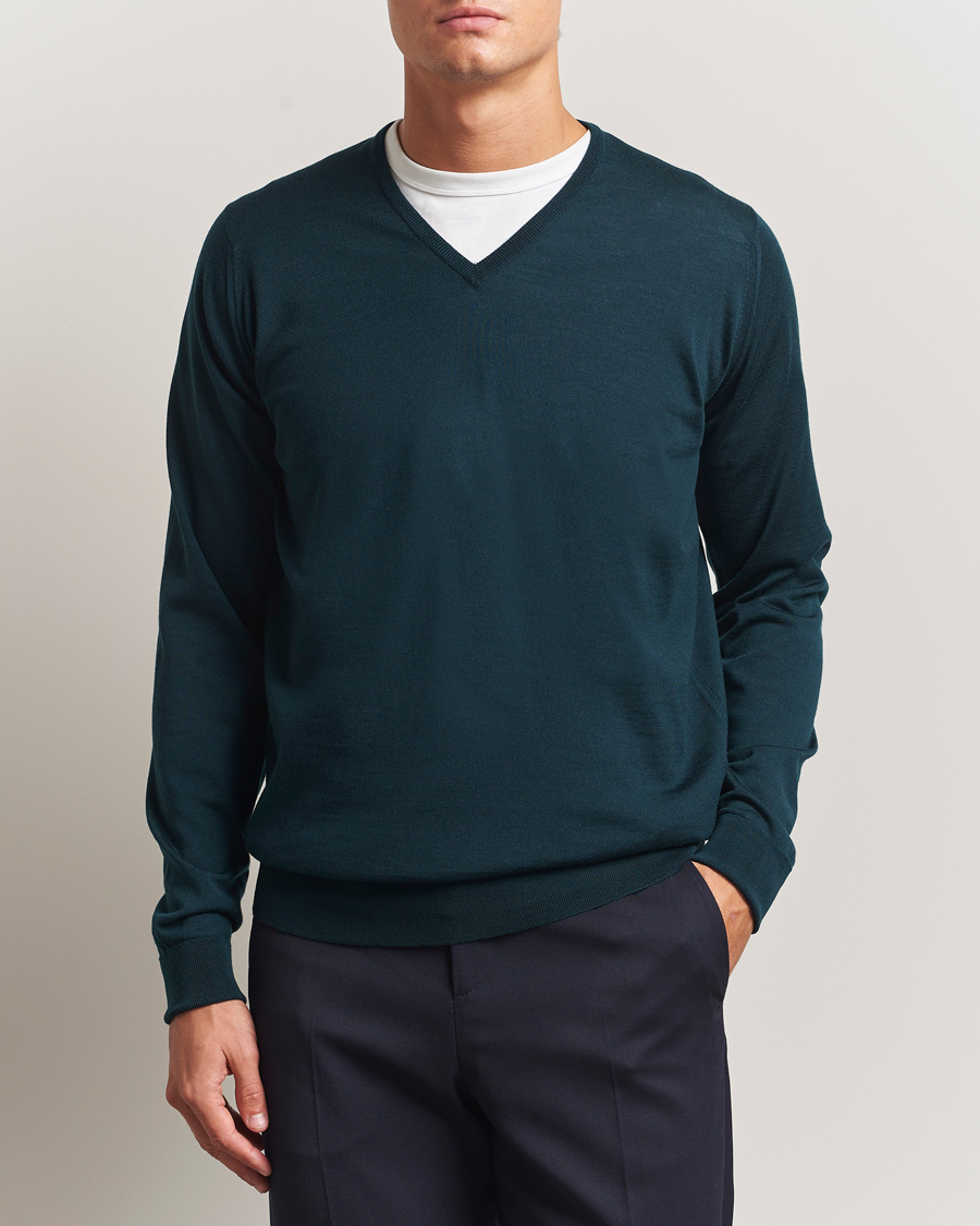 Uomini | Maglieria | John Smedley | Bobby Extra Fine Merino V-Neck Pullover Richardson Green