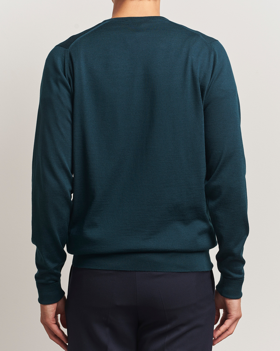 Uomini | Maglieria | John Smedley | Bobby Extra Fine Merino V-Neck Pullover Richardson Green