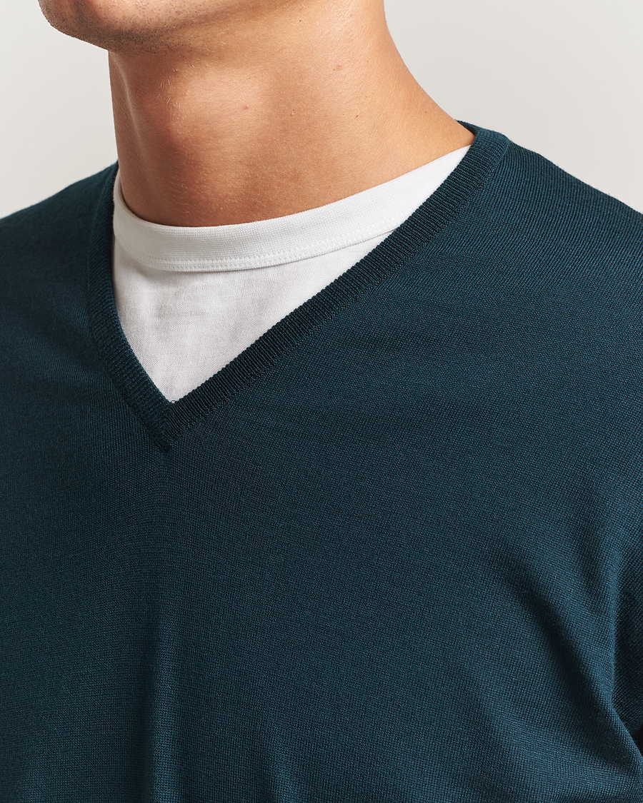 Uomini | Maglieria | John Smedley | Bobby Extra Fine Merino V-Neck Pullover Richardson Green