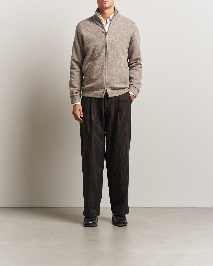 Uomini | Pantaloni | NN07 | Kay Wool Pleated Pinstriped Trousers Brown