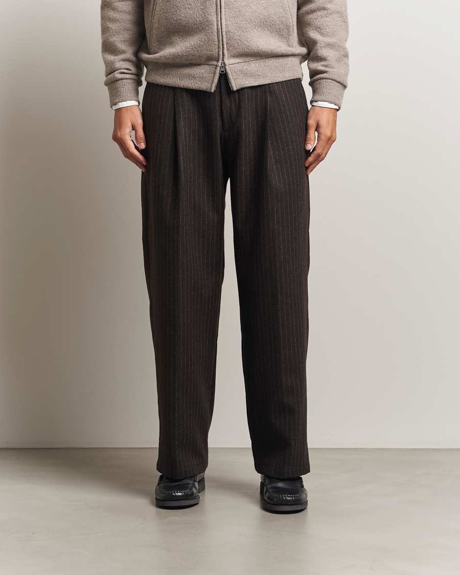 Uomini | Pantaloni | NN07 | Kay Wool Pleated Pinstriped Trousers Brown